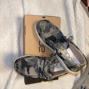 Mens Wally Hey Dudes size 10 camo never been worn